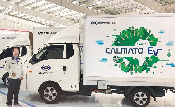 김성문 제인모터스 대표가 대구 공장에서 국내 처음으로 생산한 1t 전기화물차 ‘칼마토’를 소개하고 있다.  /디아이씨 제공 