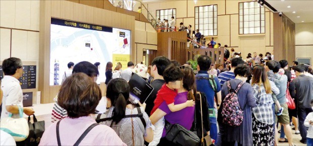 서울 강남구 자곡동에 마련된 ‘미사역 파라곤’ 아파트 모델하우스를 찾은 내방객들이 지난 27일 내부 평면을 살펴보기 위해 줄지어 대기하고 있다. /동양건설산업 제공 