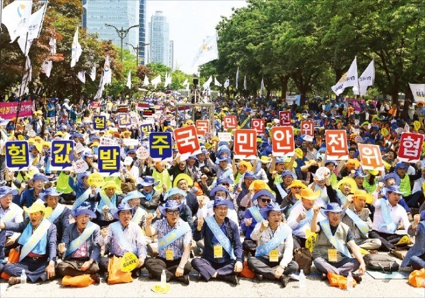 건설 관련 17개 단체 소속 건설인 7000여 명이 31일 서울 여의도 국회 앞에 모여 ‘헐값 발주’라고 쓰인 팻말을 든 채 정부의 대책 마련을 촉구하고 있다. /김범준 기자 bjk07@hankyung.com