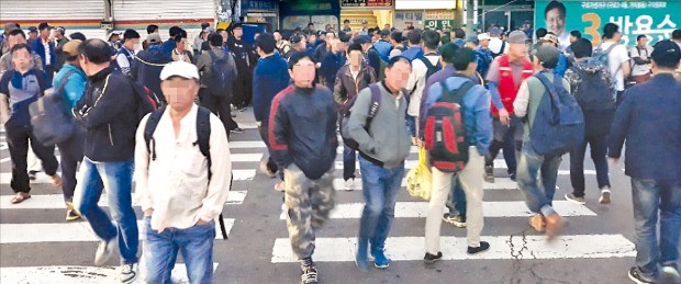 31일 새벽 5시30분 서울 구로구 남구로역 일대가 일자리를 구하려는 사람들로 북적이고 있다. /조아란 기자 