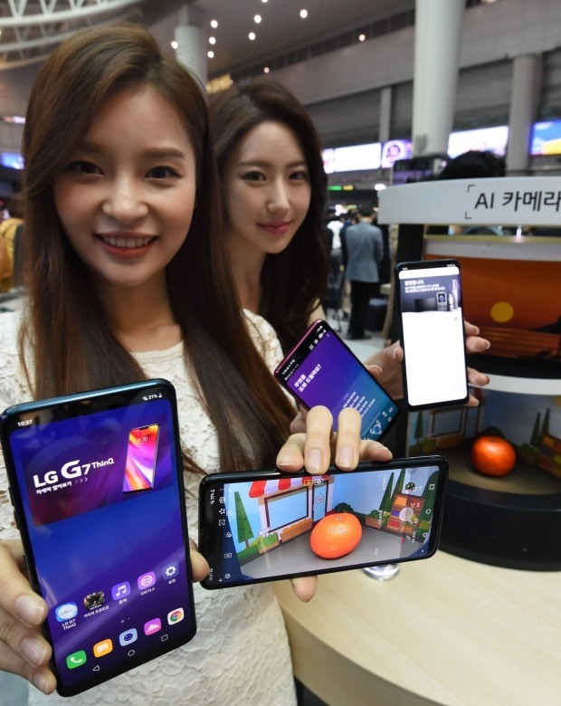 LG전자는 3일 오전 서울 용산역 LG G7 체험존에서 차기 프리미엄 전략 스마트폰 'G7 씽큐'를 선보였다. 이 제품은 스마트폰의 핵심 기능을 한층 강화하는 동시에 AI(인공지능) 기능을 더한 것이 특징이다. 이달 중 한국을 시작으로 미국, 유럽, 중남미, 아시아 등에 이 제품을 순차 출시할 계획이다. G7 씽큐는 LG G7 씽큐(4GB/64GB)와  G7 씽큐+(6GB/128GB) 2 종으로 구성돼 있다. 모델들이 제품을 선보이고 있다. 
신경훈 기자 khshin@hankyung.com  