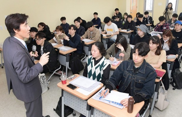 한성대 한국경제신문 대학생 특강이 3일 오후 한성대 상상관에서 열렸다. 허원순 한경 논설위원이 강연하고 있다.  김영우 기자 youngwoo@hankyung.com