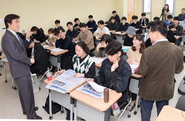 한성대 한국경제신문 대학생 특강이 3일 오후 한성대 상상관에서 열렸다. 허원순 한경 논설위원이 강연하고 있다. 김영우 기자 youngwoo@hankyung.com