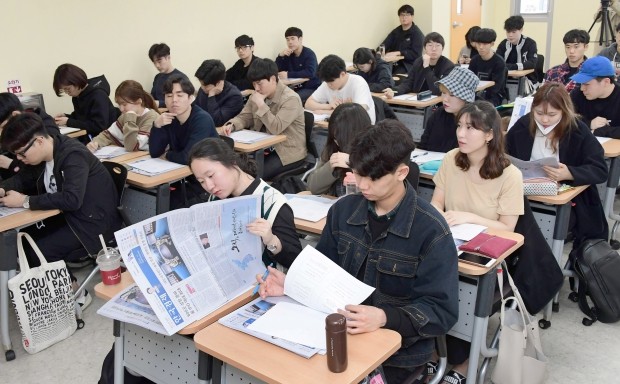 한성대 한국경제신문 대학생 특강이 3일 오후 한성대 상상관에서 열렸다. 허원순 한경 논설위원이 강연하고 있다. 김영우 기자 youngwoo@hankyung.com