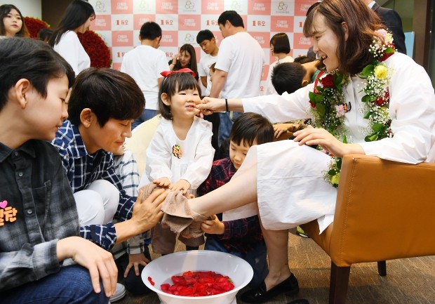 듀오 다둥이 가족 세족식