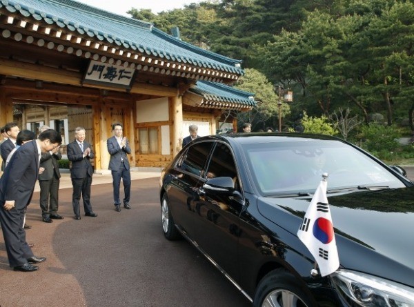 문재인 대통령이 탄 차량이 27일 오전 남북정상회담을 위해 청와대 관저를 나서고 있다. 사진=연합뉴스