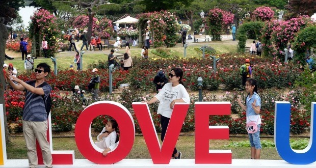27일 경기 과천시 서울대공원 테마가든에서 열린 장미원축제를 찾은 시민들이 장미 정원에서 기념 사진을 찍으며 휴일 여가를 즐기고 있다.
허문찬기자  sweat@hankyung.com