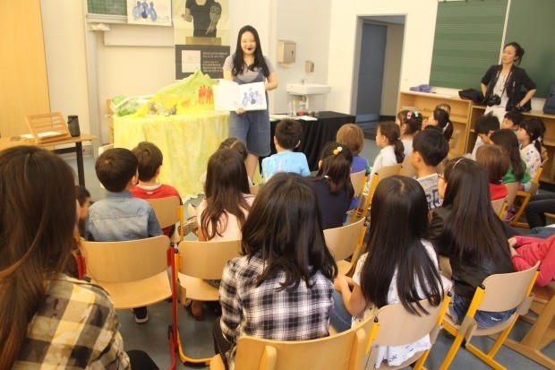 지난 19일 뒤셀도르프 한글학교에서 곽민수 작가가 한인자녀들을 상대로 강연하고 있다./ 곽민수 작가 제공