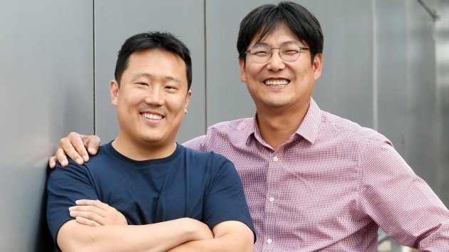 신현성 티몬 의장(왼쪽)과 강준열 전 카카오 부사장. 허문찬 기자 sweat@hankyung.com