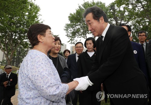 이총리, 독립유공자 묘역 찾아 "기적처럼 찾아온 평화 살려야"