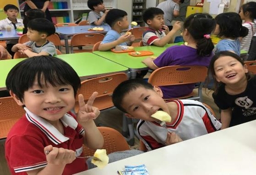초등 돌봄교실서 '과일 간식' 준다… 2022년까지 전국 확대