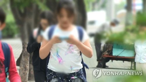 스마트폰에 사로잡힌 어린이들… "10명중 4명 걸으면서 사용"