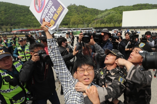 탈북단체 파주 대북전단 살포 무산… 시민단체 반대집회