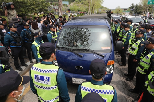 탈북단체 파주 대북전단 살포 무산… 시민단체 반대집회