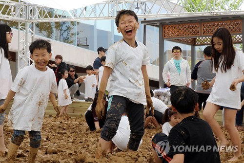 봄비에 영화관·쇼핑몰 '북적'… 유명산·관광지 '한산'