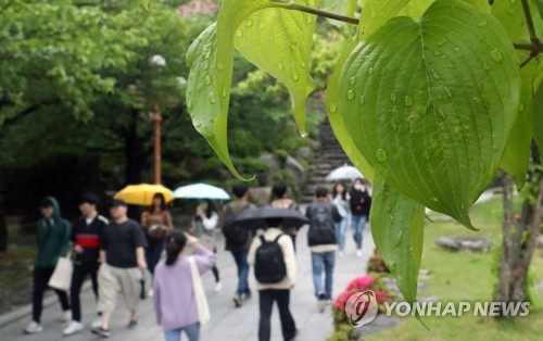 봄비에 영화관·쇼핑몰 '북적'… 유명산·관광지 '한산'