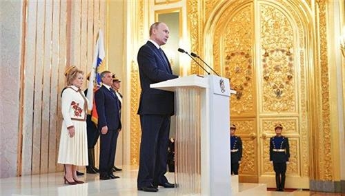 푸틴 러시아 대통령 4기 공식 취임… 2024년까지 6년 임기 시작
