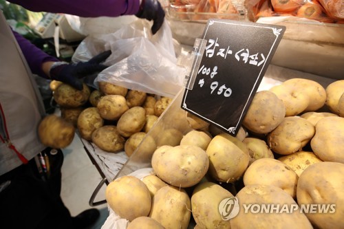 평양냉면 인기에 뭇값 고공행진…정부, 밥상물가 잡기 '안간힘'