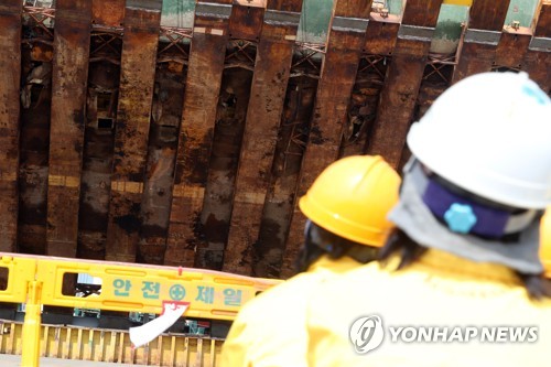 마침내 드러난 세월호 좌현… "외부충돌 흔적 없다"