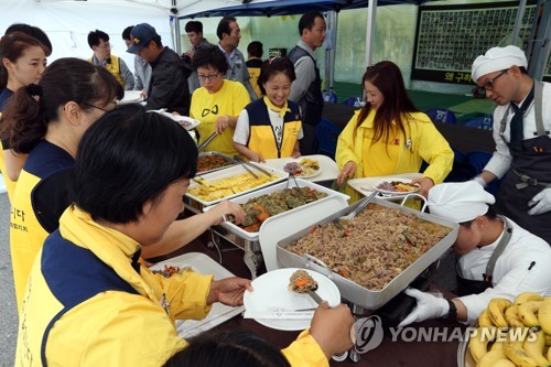 세월호 직립 주역 현대삼호중 "보이는 상황과 현장 달랐다"