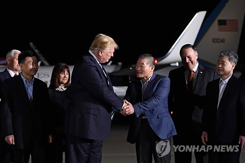 北억류자 귀환에 꼭두새벽 달려나간 트럼프… "오늘은 특별한 밤"