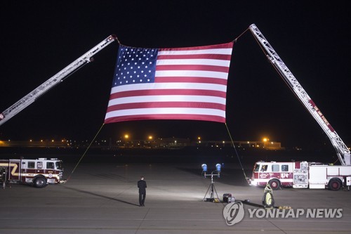 北억류자 귀환에 꼭두새벽 달려나간 트럼프… "오늘은 특별한 밤"