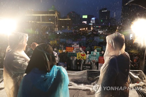 빗속에서도 촛불 켠 대한항공 직원들… 그룹 계열사 '총출동'