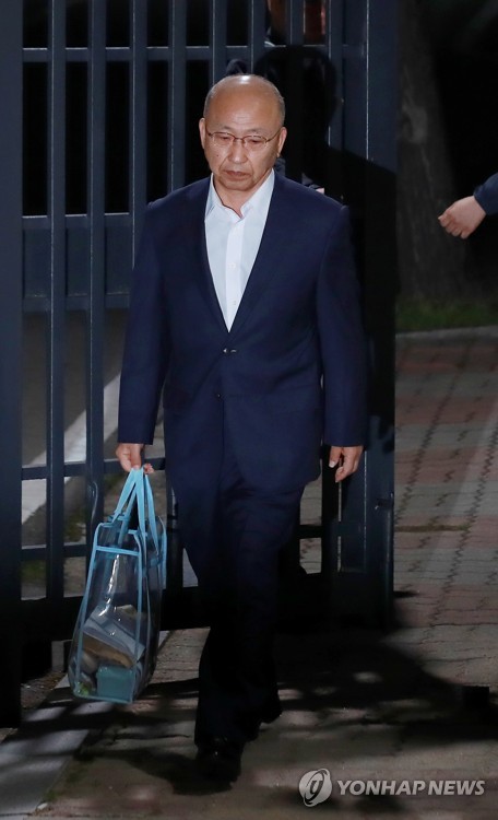 '삼성합병에 영향력' 문형표 前장관, 구속만료 석방