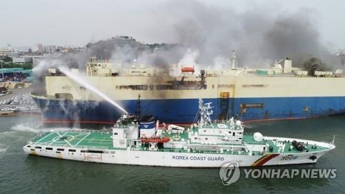 인천항 화재현장 검은 연기 더 심해져… 진화 '최대 난관'