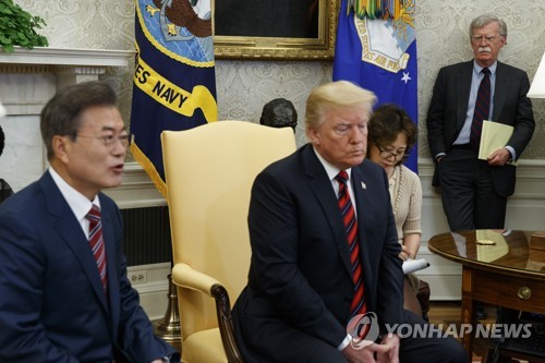 '리비아모델' 밀던 볼턴, 심각한 표정으로 한미정상 응시 '포착'