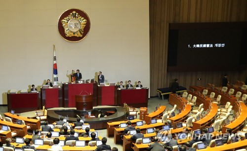 정부개헌안 역사속으로… 국회표결서 야당불참에 의결정족수 미달