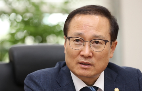 홍영표 "최저임금 인상속도 조절 필요… 기업능력도 높여야 성공"