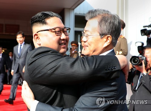 남북정상, 회담 마치고 포옹… 南 서훈·北 김영철 배석