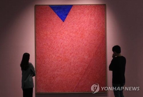 김환기 붉은점화 한국미술품 최고가… 85억원 낙찰