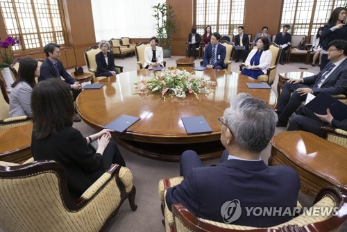 강경화 "한일관계 침체기…국민 차원 교류 활성화해야"