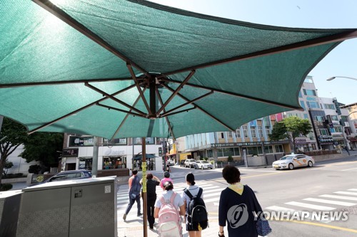 '시원해요' 춘천 횡단보도에 폭염대비 대형 그늘막