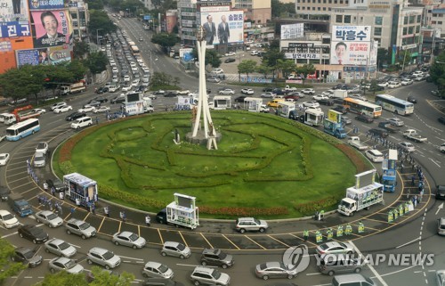 '진격의 후보들' 첫날 동분서주 표밭갈이… 열기 후끈