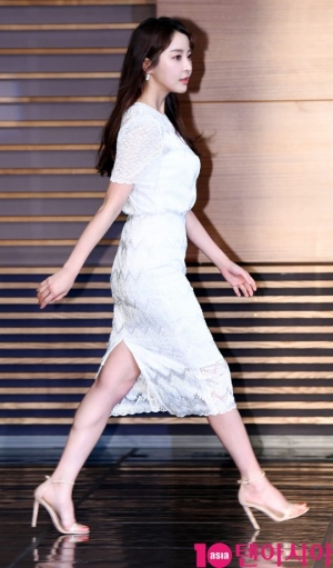 [TEN PHOTO]정유미 &#39;잘록한 허리라인 강조한 원피스&#39;