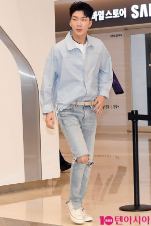 [TEN PHOTO] 위너 이승훈 &#39;무심한듯 시크한 발걸음&#39;