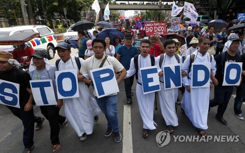 필리핀 두테르테, 단기 근로계약 금지 행정명령… 노동계는 싸늘