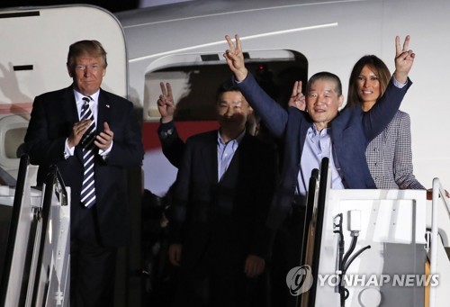 '억류자 석방'에 고무된 트럼프, '북미회담 성공' 분위기 띄우기