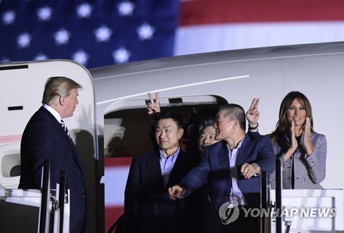 '두문불출' 멜라니아, 트위터로 안부인사… "잘 지내고 있어요"