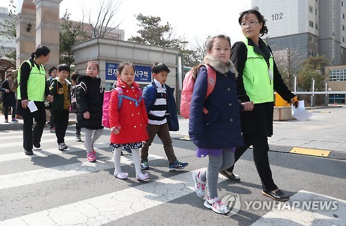 어르신이 초등생 등하굣길 책임진다… 워킹스쿨버스 추진