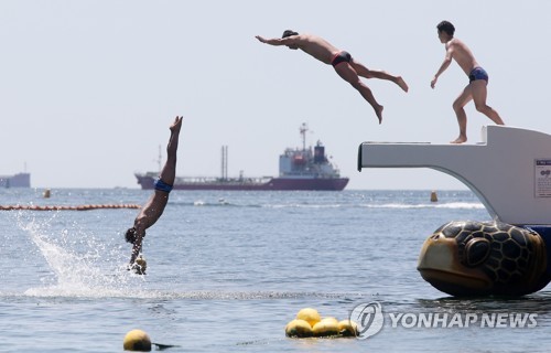 초여름 날씨 피서객 잡아라… 전국 해수욕장 손님맞이 채비