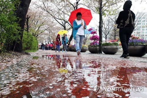 추웠다 더웠다 많은 비까지… 변덕스러웠던 4월 날씨