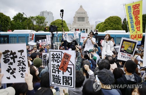 부인탓에 사학스캔들 코너몰린 日아베… 野"아키에, 국회 나와라"