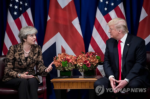 트럼프, 英 메이 총리와 통화… "'비핵화한 북한' 목표 강조"