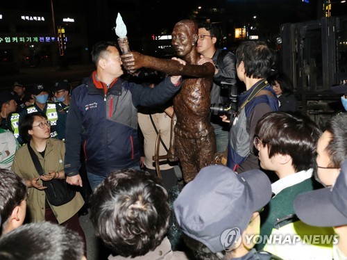 日언론 "아베, 지난달 문대통령과 통화서 노동자상 '대응' 요청"