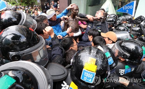 경찰, 노동자상 설치시도 시민단체 해산… 10여 명 부상