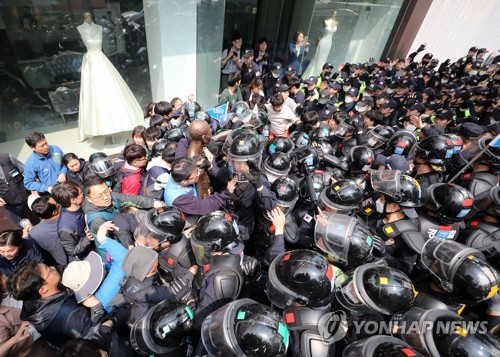 강제징용노동자상 앞에 대기중인 지게차… 내일 강제철거